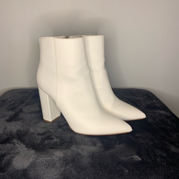 3/20$ Size 9 White ankle boot. - Picture 1 of 8